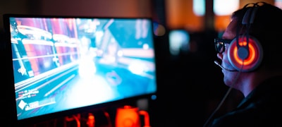 英雄联盟电竞比赛直播画面，游戏内激烈团战