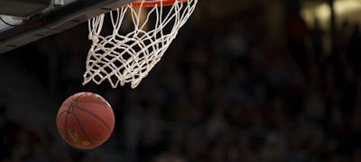 NBA篮球比赛直播画面，球员扣篮特写