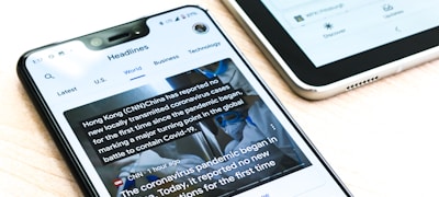 记者正在报道体育新闻发布会的现场
